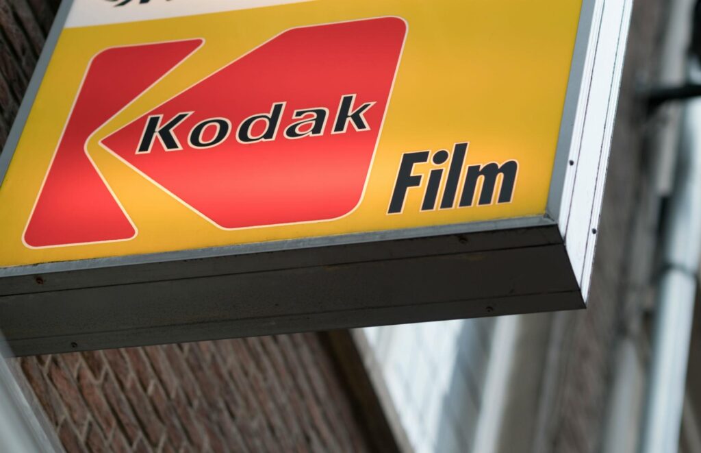 Kodak: Overconfidence in a Fading Market - Kodak was a pioneer in photography, yet it failed to adapt to the digital revolution. The company’s overconfidence in its film-based business model led it to dismiss digital technology as a passing trend. By the time it realized its mistake, competitors had already taken over the market. This failure to challenge assumptions and recognize industry shifts resulted in Kodak filing for bankruptcy in 2012.